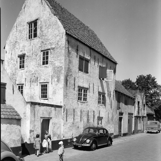 Pakhuisje met consoles onder de gootlijst en deur met gesneden kalf