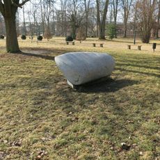 Kamenná plastika Tělo v zámeckém parku v Ostrově nad Ohří