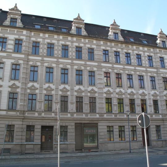 Mietshaus in geschlossener Bebauung, mit Laden Landeskronstraße 52