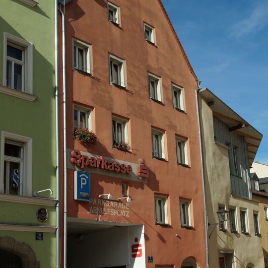 Dreiteilige Gebäudegruppe; Wohn- und Geschäftshaus