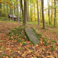 Památník v Rudě nad Moravou u lesní cesty