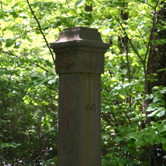 Grenspaal de Wittenburg, met inscriptie H.M.S., verwijzend naar jhr. Helenus Marius Speelman, die in 1899 het kasteel kocht.