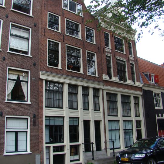 Pand met gevel onder klokvormige top met rollagen