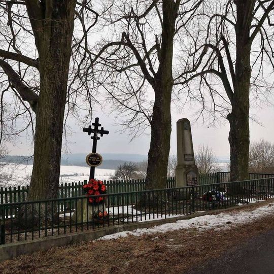 Kříž vedle pomníku padlým na Kleštěnici