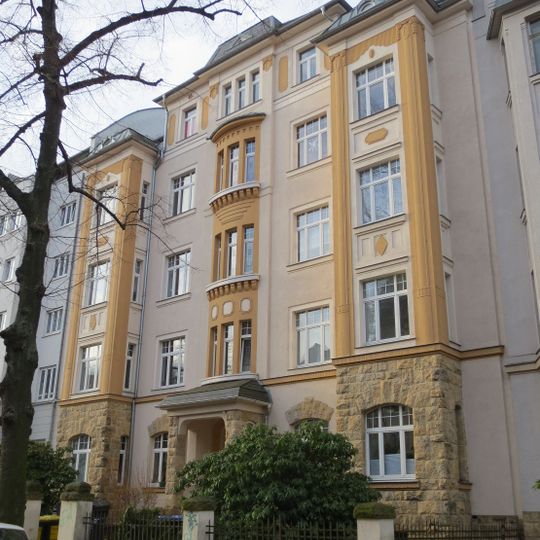 Mietshaus in geschlossener Bebauung mit Vorgarten und Einfriedung Horst-Menzel-Straße 34