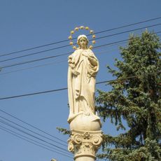 Sloup se sochou Panny Marie v Troubelicích naproti kostelu