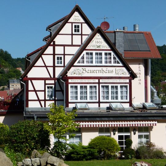Ehemaliges Wohnstallhaus, später Gasthaus, mit Anbauten und Kellergewölbe Bahnhofstraße 4