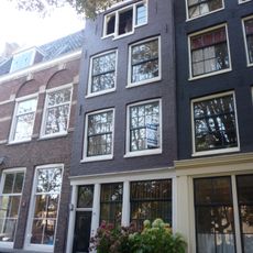 Pand met gevel onder rechte lijst