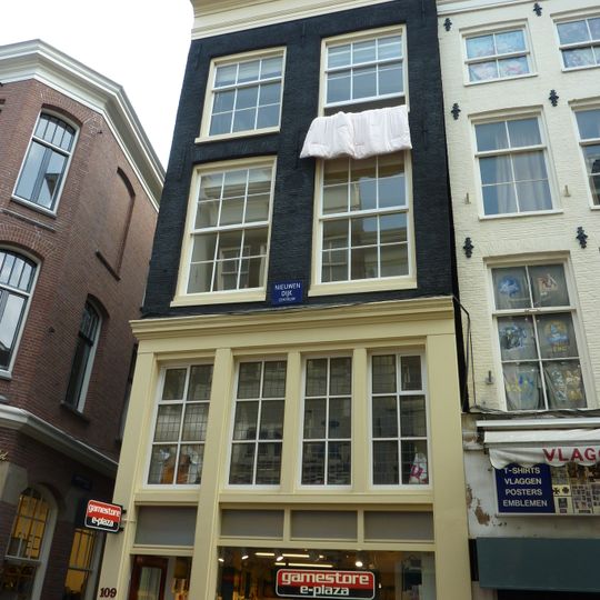 Pand met gevel onder rechte lijst