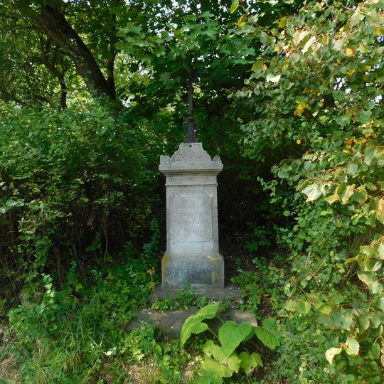 Kříž u cesty z Háje do Vysoké severně od Háje