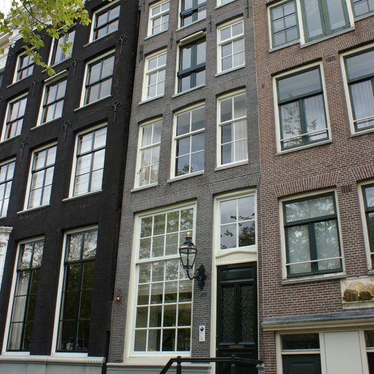 Pand met klokgevel met versierde stoep