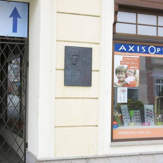 Pamětní deska Karla Maye na domě Staroměstské náměstí 137 v Sokolově