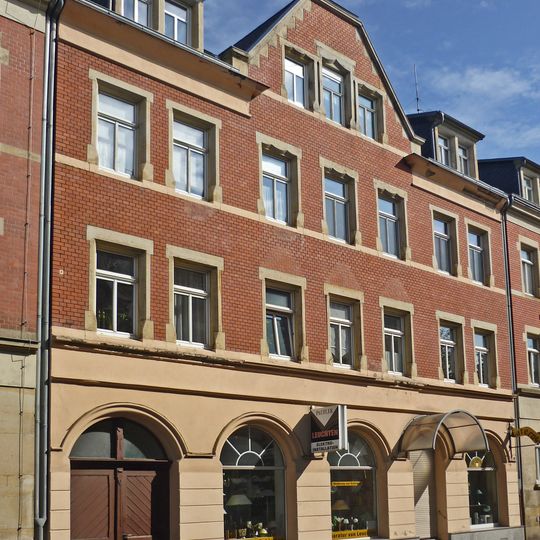 Mietshaus mit Laden in geschlossener Bebauung und Hofdurchfahrt August-Bebel-Straße 4