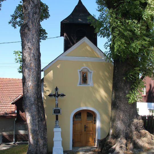 Kříž u kaple v Branišově