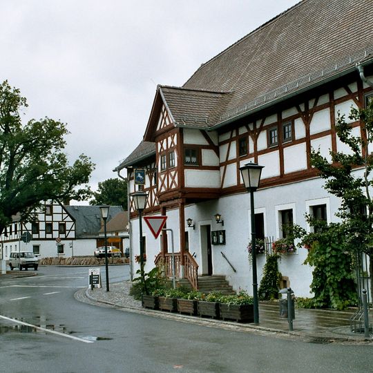 Dorf- und Fuhrmannsgasthof mit Saalanbau Schulstraße 1
