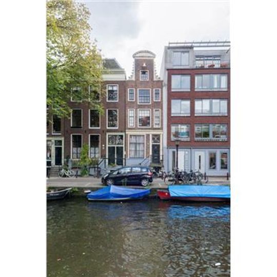 Pand met halsgevel met schelp in fronton