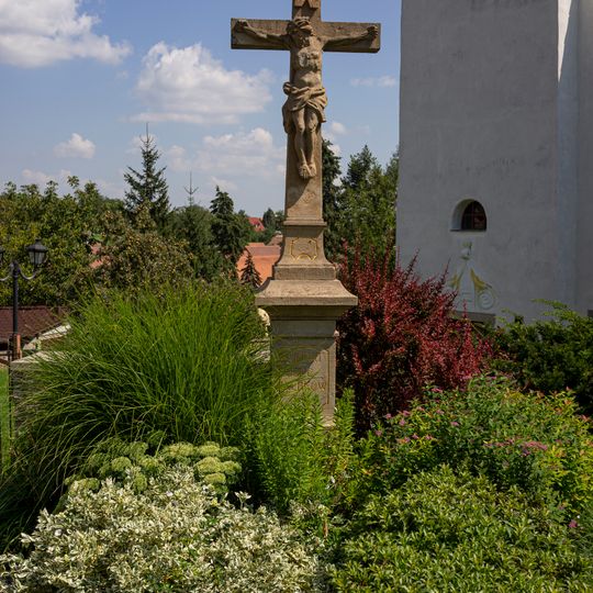 Kříž před kostelem svatého Václava v Lukovanech