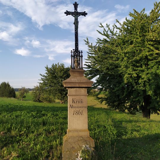 Kříž ve Sloupnici u cesty ke Džbánovu