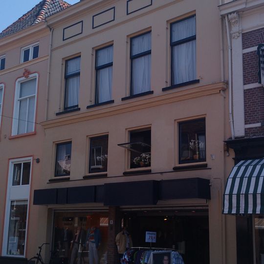 Laat middeleeuws pand met mooi, hoog schilddak en gepleisterde gevel onder rechte lijst