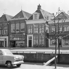 Woonhuis met verdieping onder hoog zadeldak met voorschild waarboven topschoorsteen en dakkapel