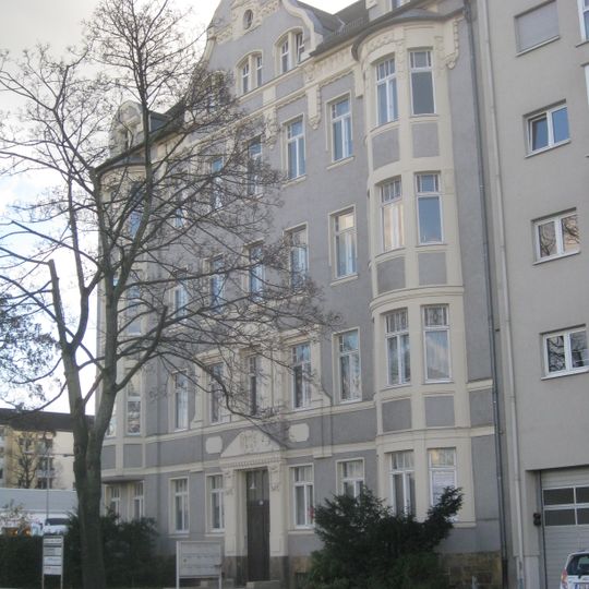 Mietshaus in geschlossener Bebauung konzipiert, mit Vorgarten Heinrich-Schütz-Straße 60