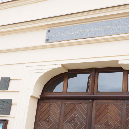 Pamětní deska Zikmunda Wintera na gymnáziu na Žižkově náměstí v Rakovníku