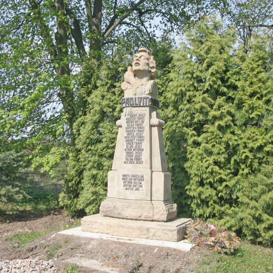 Pomník padlým u silnice ve středu Slavhostic