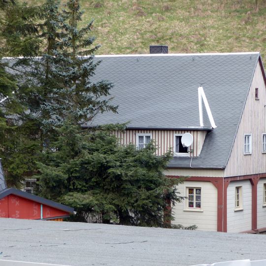 Wohnhaus auf massivem Sockel Neudorfstraße 49