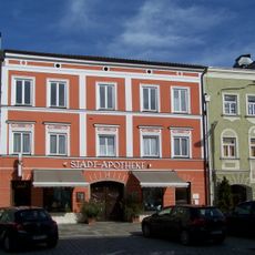 Wohn- und Geschäftshaus, seit 1804 Apotheke