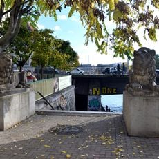 Eine von zwei Löwenfiguren, die seit 1987 am Spreeufer stehen (Urheber und Datierung unbekannt).