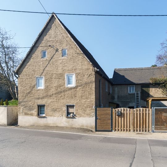 Wohnhaus, Seitengebäude und Einfriedungsmauer eines Bauernhofes Ernst-Thälmann-Straße 11