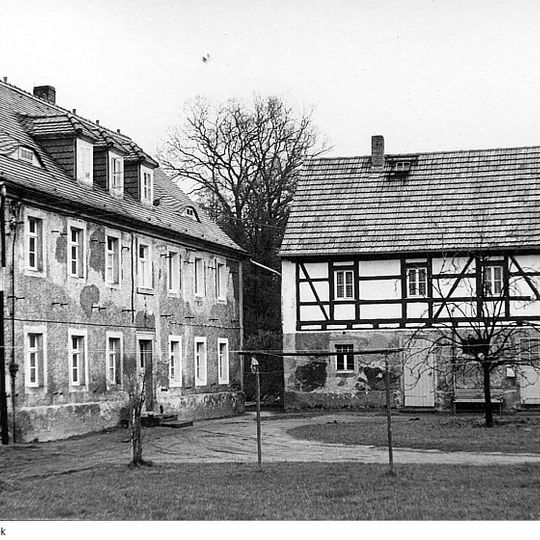 Wohnstallhaus, Seitengebäude und Scheune eines Dreiseithofes Am Tharandter Wald 8; 10