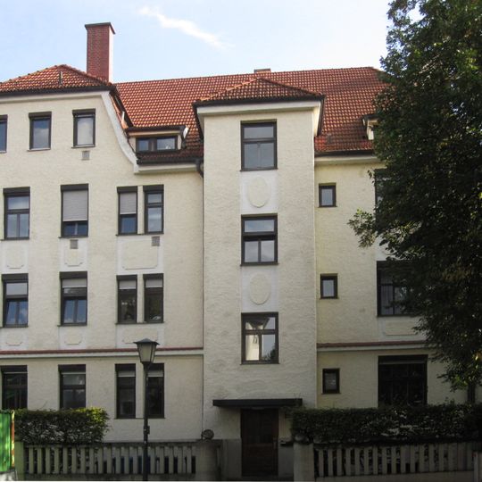 Dreigeschossiges Eckhaus