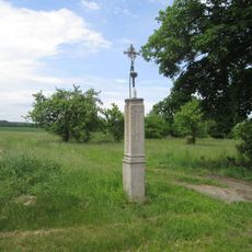 Kříž jižně od Slatiny u rozcestí