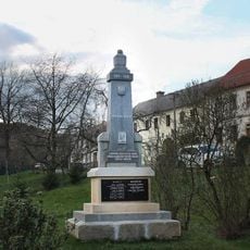 Pomník padlým v Lázech na návsi