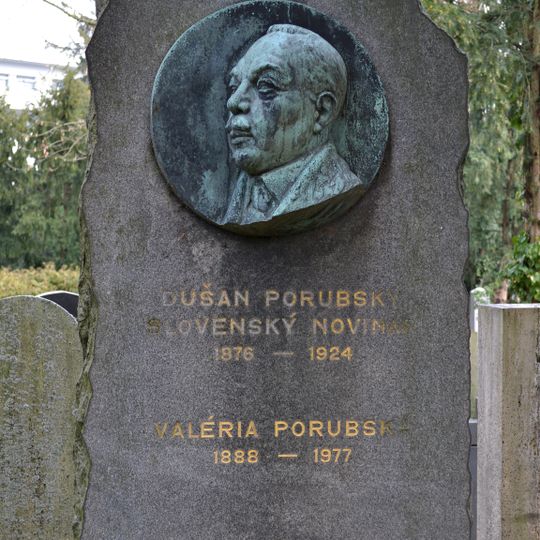 Ev. cintorín Kozia brána, náhrobník s reliéfom