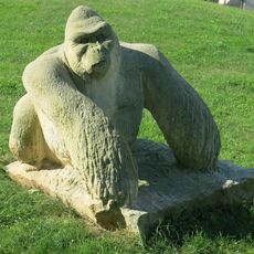 Socha Gorila v parku mezi ulicemi Pražská a 5. května v Bílině