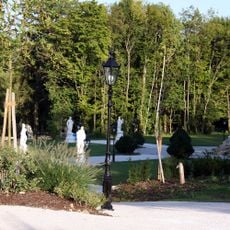 Park samt Gartenplastiken und Glashäusern