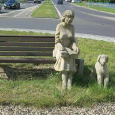 Socha dívky se psem na kruhovém objezdu v Žatecké ulici v Mostě