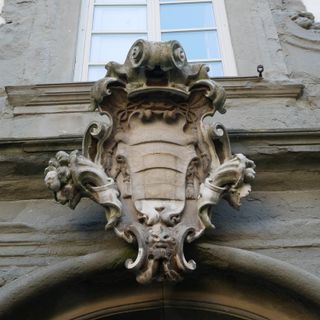 Scudo di marmo nel palazzo al n.1 in via Fatinelli