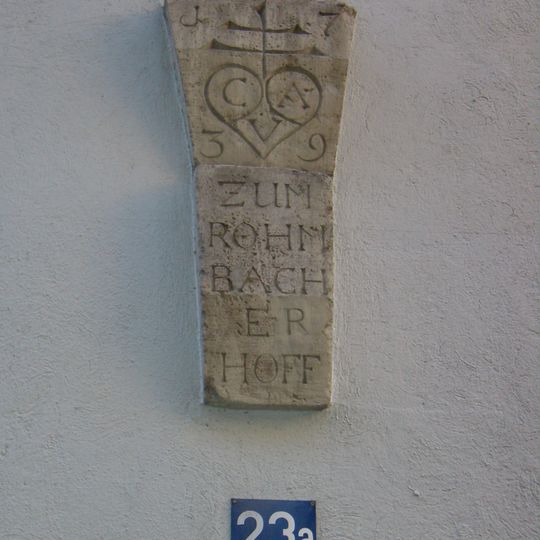 Schlussstein vermutlich eines Torbogens vom ehemaligen Rombacher Hof