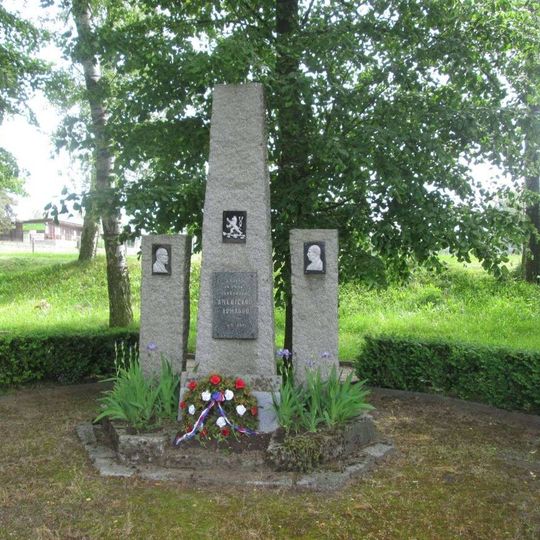 Památník ve Svéradicích