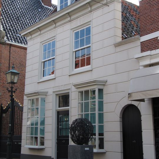 "'t Swaantje". Pand bestaande uit beganegrond met kap. Rechts een kelder met tongewelf. Aan de achterzijde een puntgevel met vlechtingen en uitbouw met lessenaarsdak