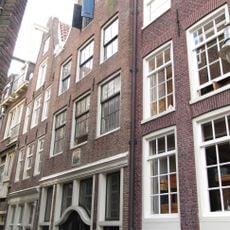 Pand met klokgevel met gevelsteen