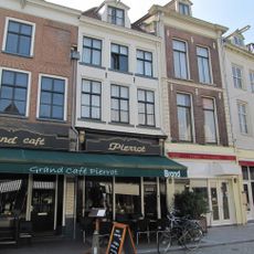 Geel gepleisterde lijstgevel