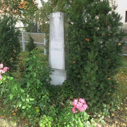 Pomník padlým na návsi v Býčkovicích