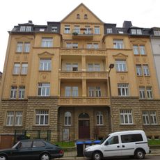 Mietshaus in geschlossener Bebauung mit Vorgarten Leonhardtstraße 23