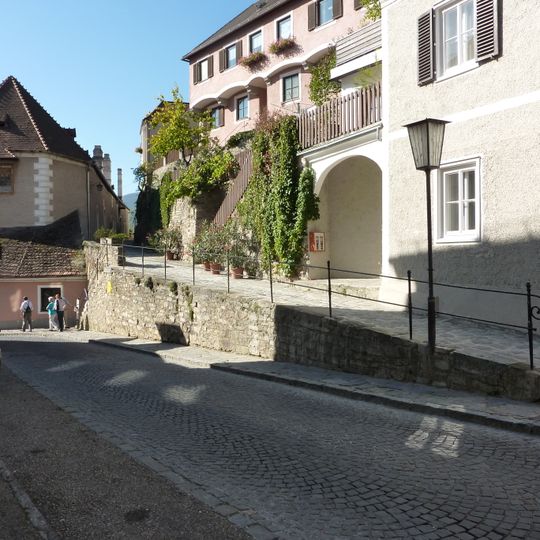 Rampe mit Gusseisengeländer, Spitz