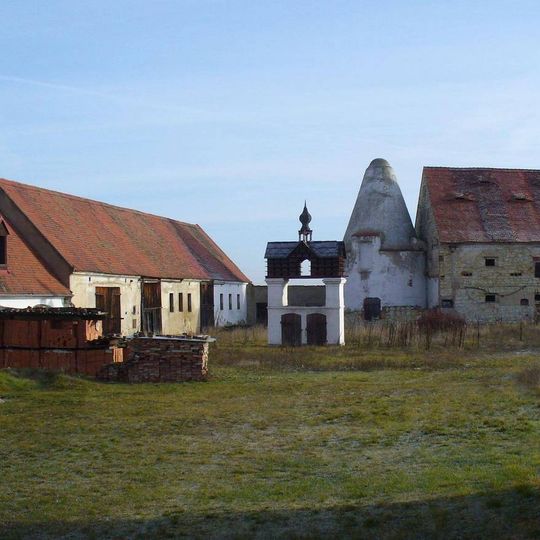 Historický holubník na nádvoří zámku v Rybňanech