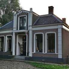 Voormalige pastorie, thans woonhuis, gesitueerd aan de westzijde van de straat